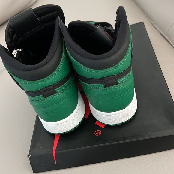 Pine green Jordan 1’s size 4.5.   They are in excellent condition. - Picture 2 of 5